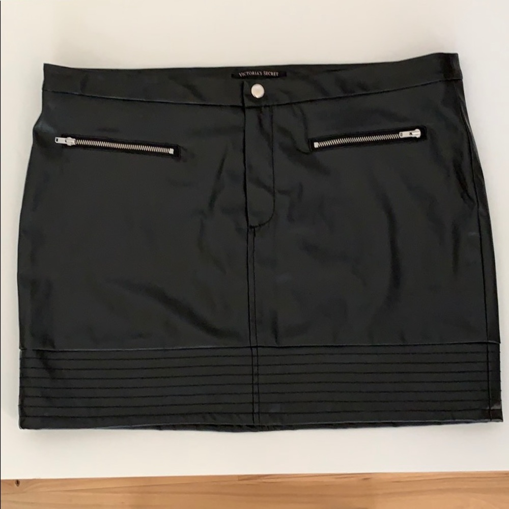 VICTORIA’S SECRET Faux Leather Moto Miniskirt, Size 14 NWOT